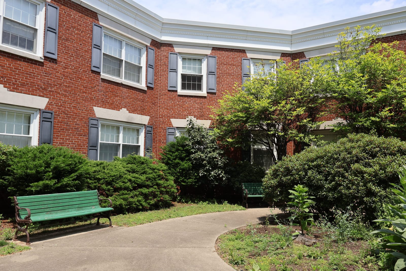 Outdoor courtyard at Advinia Care Vinnin Square